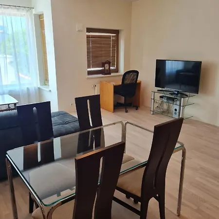 Cozy One Bedroom In Center Apartmán